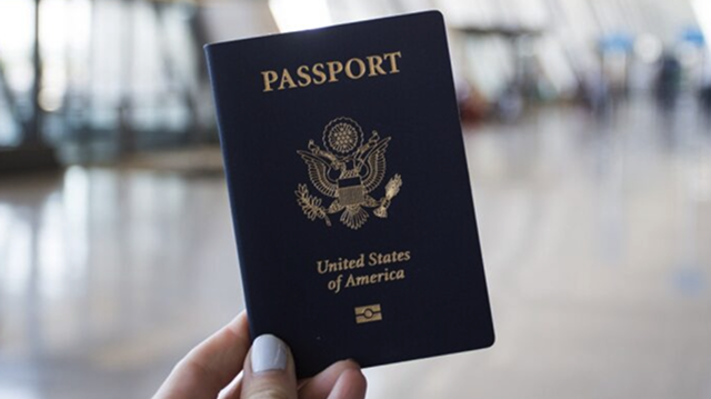Libreta pasaporte azul oscuro con el sello de los Estados Unidos. 